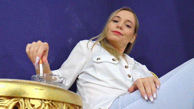 Queen Hanna - Cigarette servant